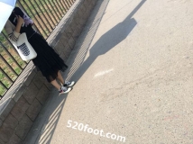 �����°�ż��һ��Ů��Ʒ���������ϵ�Ь�ӣ���ӡ��ĺ���